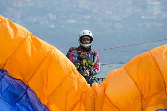 pilota di parapendio pronto al decollo