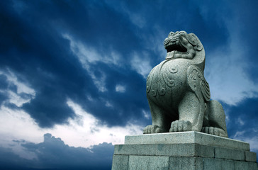 Fototapeta premium Traditional Chinese stone lion