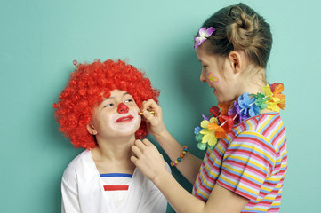 Kinder schminken sich zum Karneval