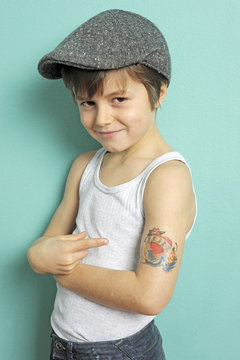 Cooler Junge mit Tattoo