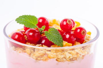 Joghurt mit Johannisbeeren