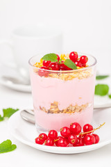 Joghurt mit Johannisbeeren