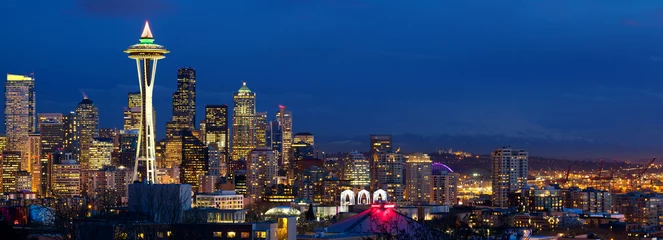 Gordijnen Seattle skyline panorama met Space Needle in de schemering, WA, USA © Oleksandr Dibrova