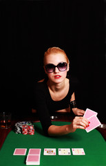 Frau mit Sonnenbrille spielt Poker