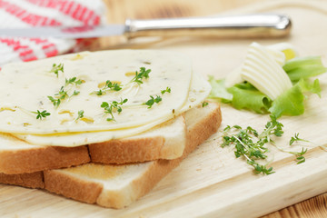 Toast mit Bärlauchkäse