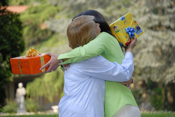 Señoras amigas regalando un regalo,amistad.