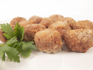 Albondigas de carne sobre un fondo blanco. Vista de frente y de cerca