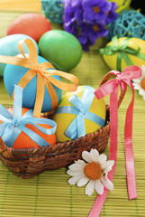Obraz na płótnie Canvas Colorful easter eggs in the basket