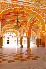 Galerie de piliers au City Palace à Jaipur, Rajasthan, Inde