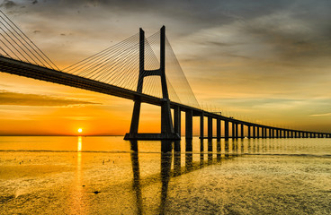 Vasco da Gama-Brücke bei Sonnenaufgang, Lissabon