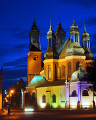 wieże katedry nocą w Poznaniu