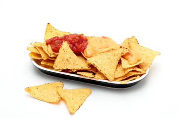 tortilla nachos con salsa piccante su sfondo bianco