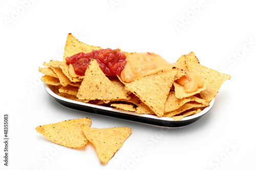 "tortilla nachos con salsa piccante su sfondo bianco ...