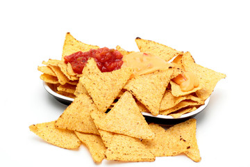 tortilla nachos con salsa piccante su sfondo bianco