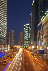 Fototapeta na wymiar trasa miasto w nocy ze światłem śladów przesuwaniu samochodów