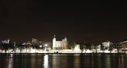 Fototapeta na wymiar Tower of London w nocy