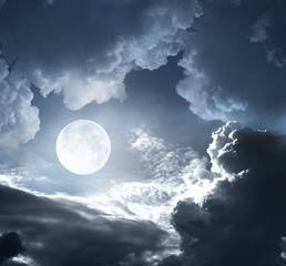 nocne niebo z księżycem i chmurami - 48364620