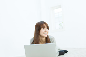 Fototapeta premium Piękna młoda kobieta relaksująca się w pokoju