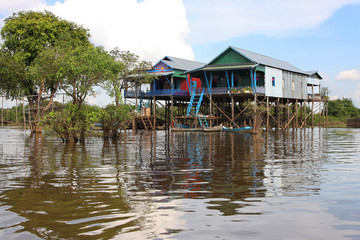 Fototapeta na wymiar Maisons de Kampong Phluk, wieś flottant