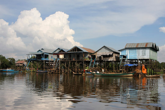 Village sur pilotis au bord du lac Tonle Sap