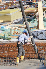 Arbeiter hält Betonpumpenschlauch