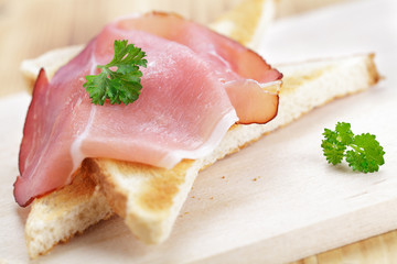 Toast mit rohem Schinken