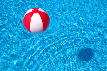 Pool mit rotem Ball