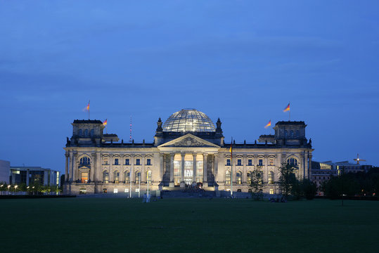Der Reichstag in Berlin bei der Abenddaemmerung