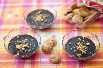 Budini al cioccolato con granella di amaretti
