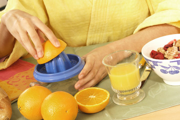 fFEMME PETIT D&Eacute;JEUNER