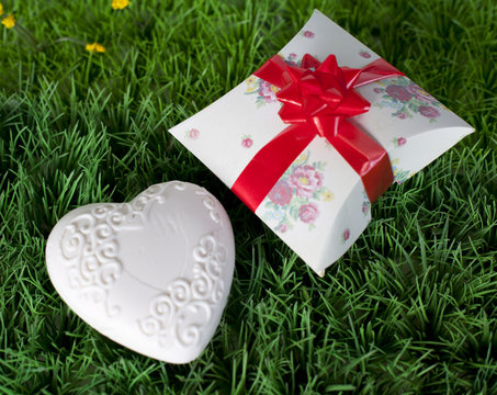 Cadeau et coeur sur herbe