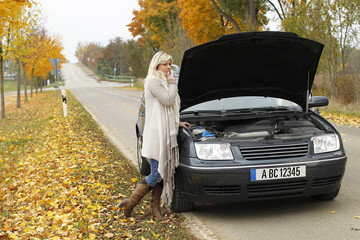 Frau ist ratlos bei Autopanne