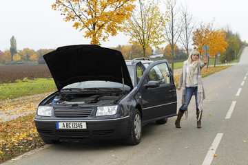 Frau gibt Handzeichen bei Motorschaden