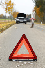 Warndreieck warnt vor Hindernis Fahrzeug auf der Straße
