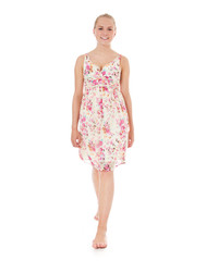 Attraktive junge Frau in leichtem Sommerkleid