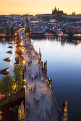 Uitzicht op de rivier de Moldau met de Karelsbrug in Praag