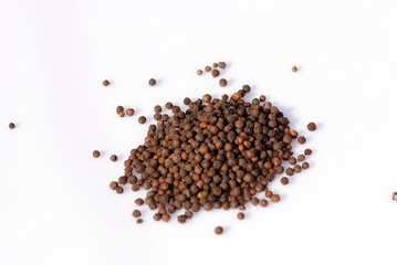 MONTÓN DE GRANOS DE PIMIENTA NEGRA. AISLADO