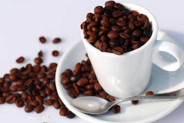 UNA TAZA DE CAFÉ VACÍA, AISLADA. EN FONDO BLANCO