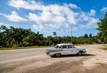 Crédence de cuisine en verre imprimé Vielles voitures Vue de taxi de Cuba dans la rue