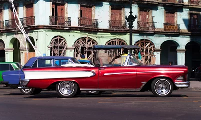 Afwasbaar Fotobehang Cubaanse oldtimers Historische Cubaanse straatcruisers