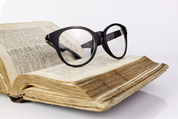Stara książka i okulary