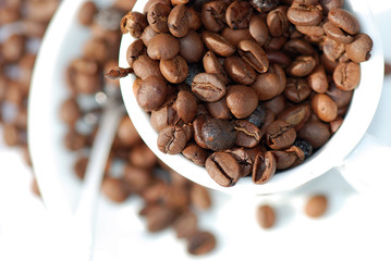 TAZA DE CAFÉ, GRANOS DE CAFÉ AROMÁTICOS