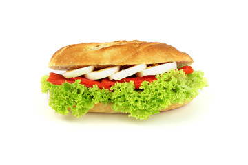 lachsbrötchen mit ei und salat