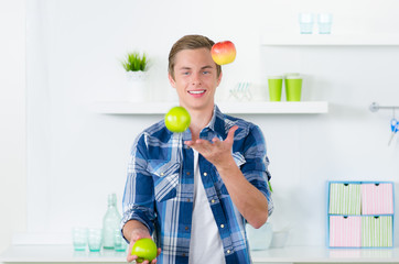mit obst jonglieren