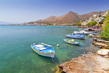 Fototapeta na wymiar Małe łodzie rybackie na wybrzeżu Krety, Grecja