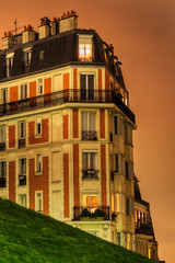 Haus auf dem Montmartre in Paris bei Nacht