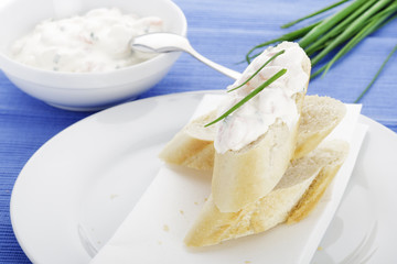 Krabbensalat auf Stangenbrot