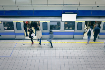 sich bewegende Personen steigen an der U-Bahn-Station in den Wagen ein