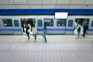 Papier Peint photo Gare des personnes en mouvement entrent dans une voiture à la station de métro