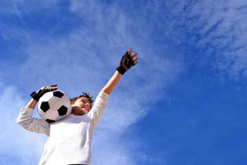 Kind mit fußball © Natallia Vintsik